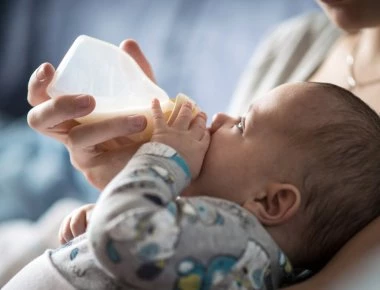 Σάλος από την 13χρονη Πομάκα που γέννησε στο Λαύριο: «Το μωράκι μοιάζει στον μπαμπά του»